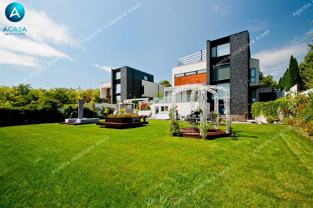 Resedinta superba cu vedere spre lac in Brates Lake Residence