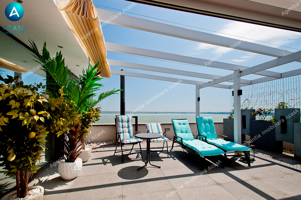 Resedinta superba cu vedere spre lac in Brates Lake Residence