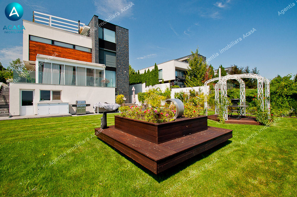 Resedinta superba cu vedere spre lac in Brates Lake Residence