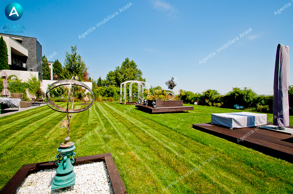 Resedinta superba cu vedere spre lac in Brates Lake Residence