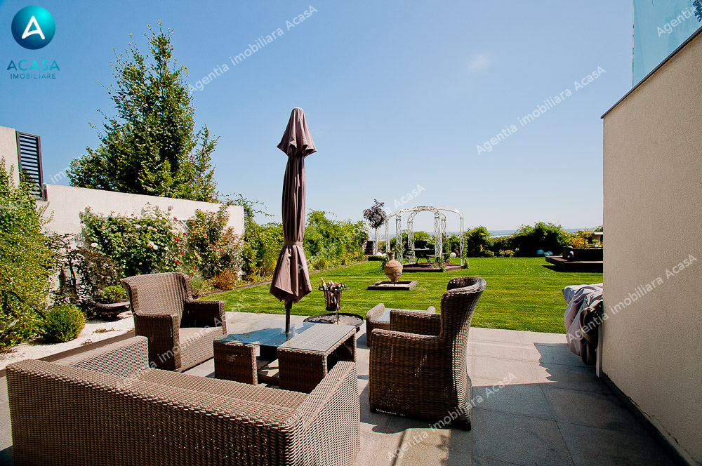 Resedinta superba cu vedere spre lac in Brates Lake Residence