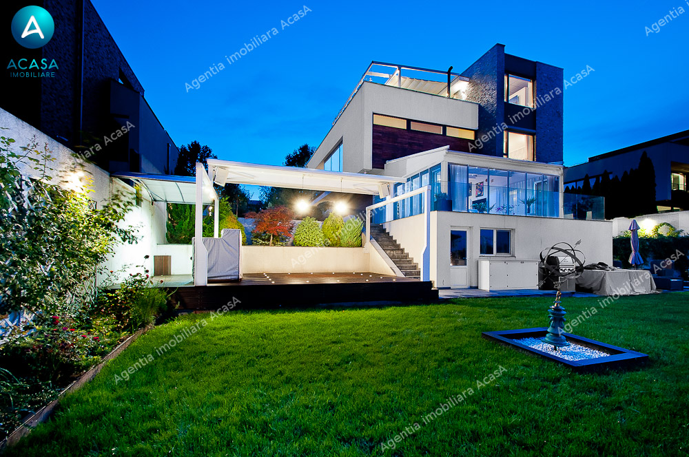 Resedinta superba cu vedere spre lac in Brates Lake Residence