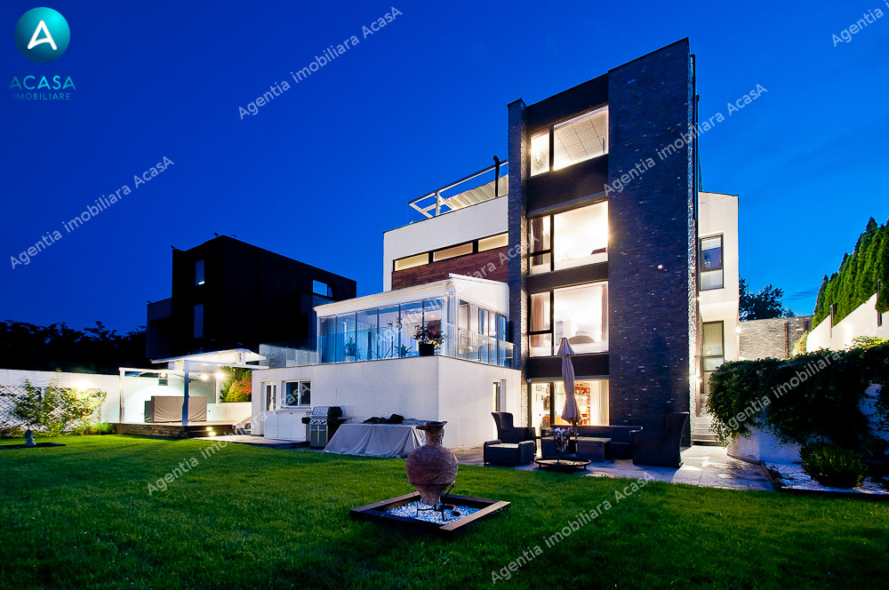 Resedinta superba cu vedere spre lac in Brates Lake Residence