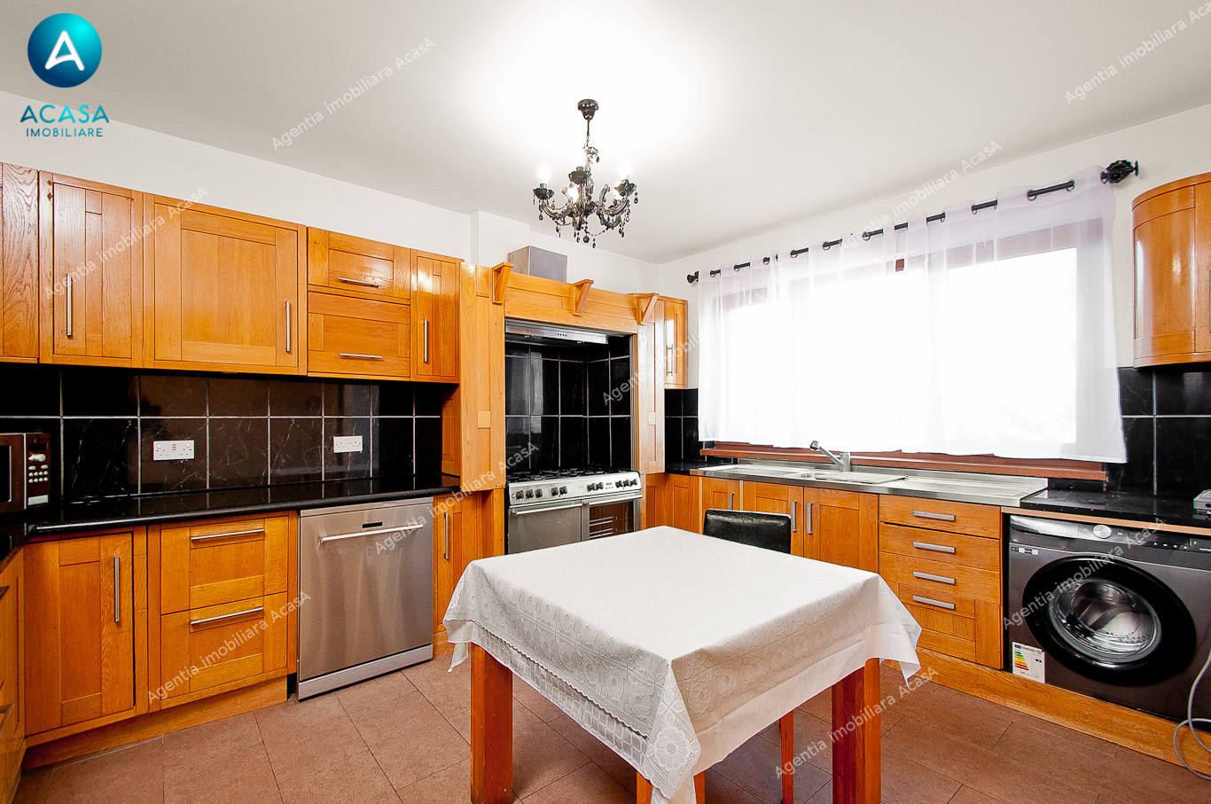 Vila D+P+2 cu 5 camere, garaj si curte de inchiriat in Galati