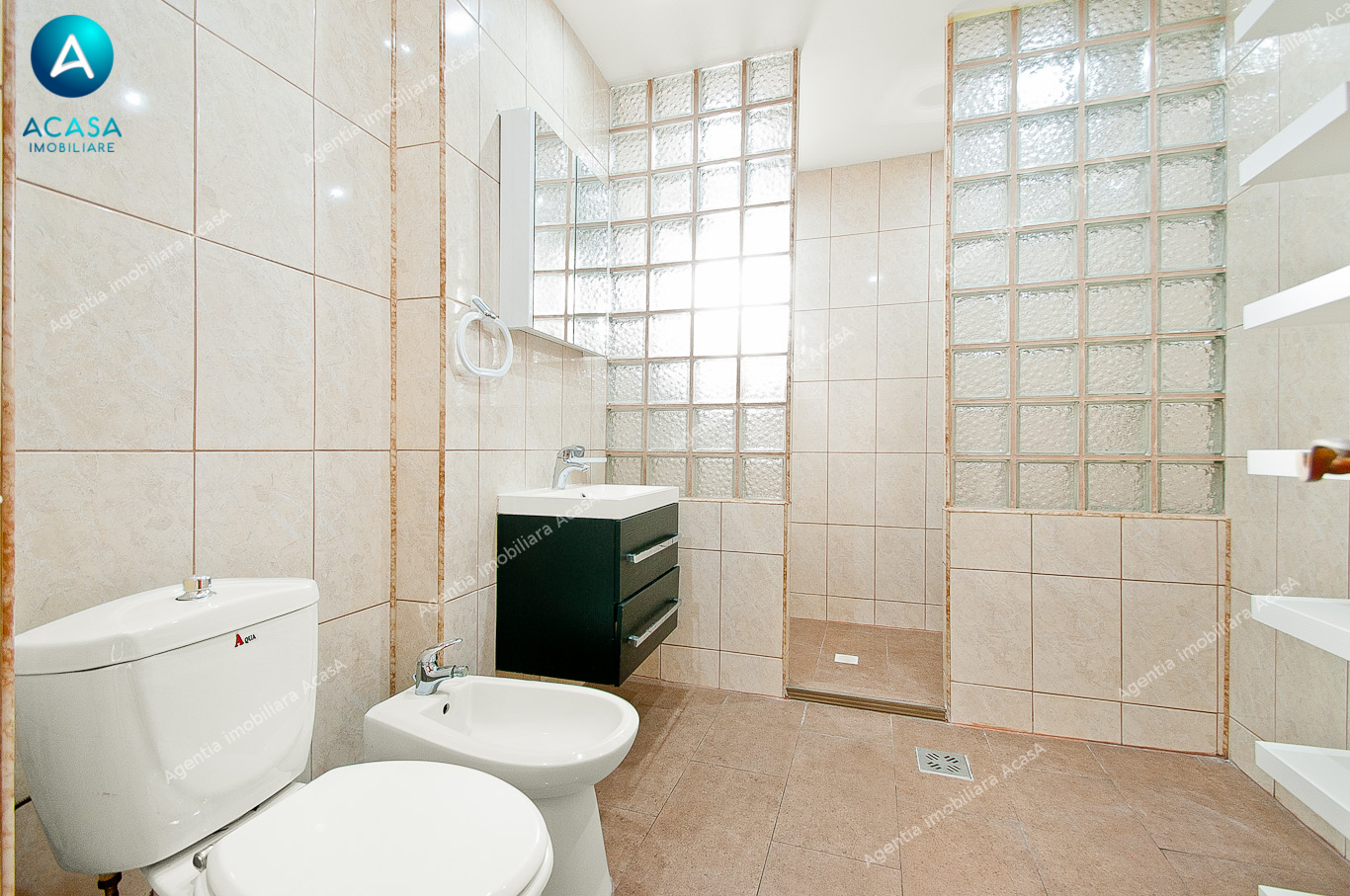 Vila D+P+2 cu 5 camere, garaj si curte de inchiriat in Galati