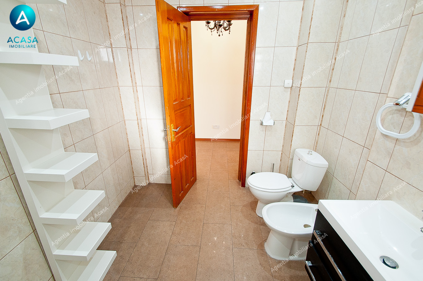 Vila D+P+2 cu 5 camere, garaj si curte de inchiriat in Galati