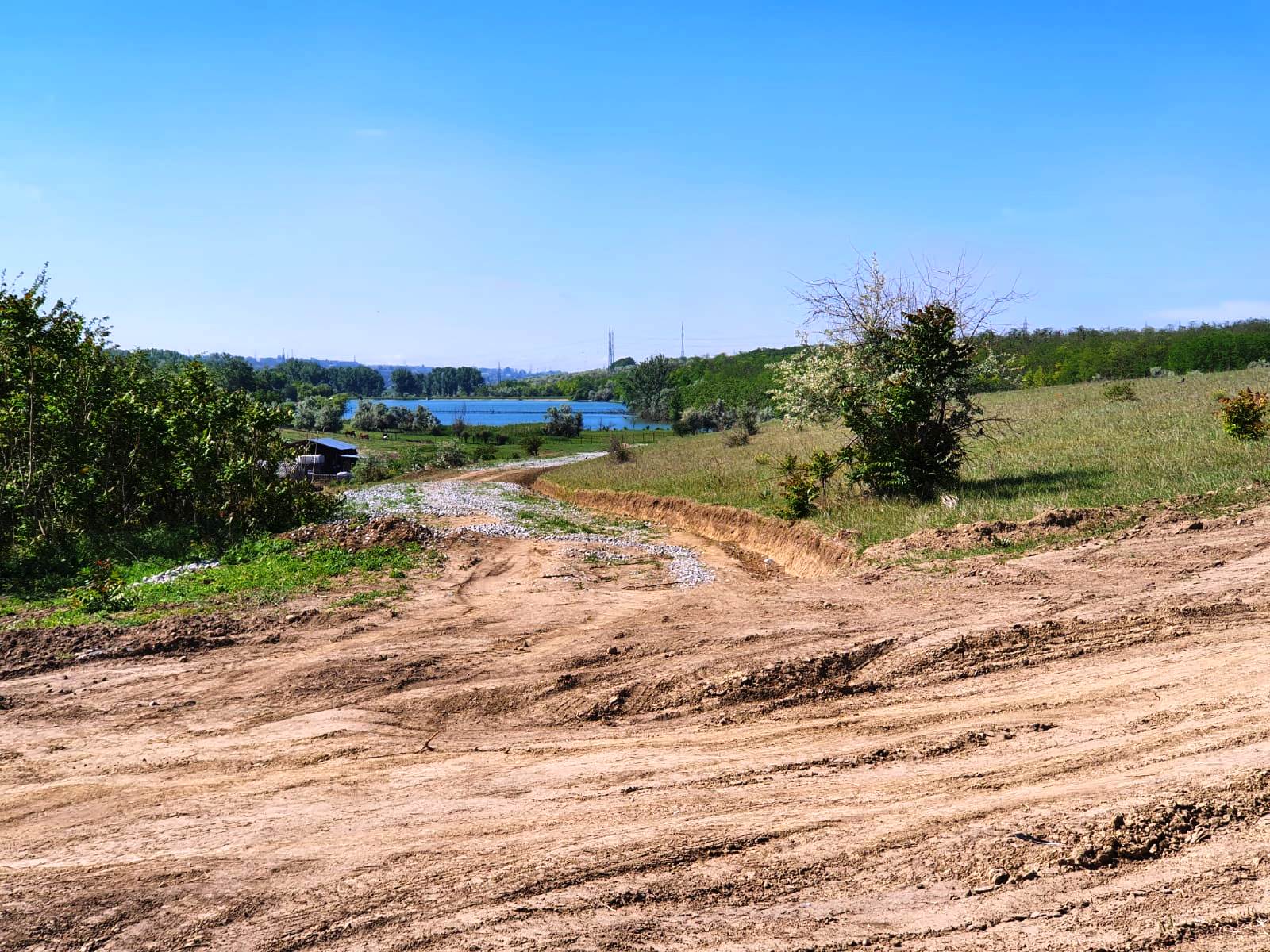 Un teren ieftin pentru casa 374mp in Sat Costi spre Lacul Vanatori