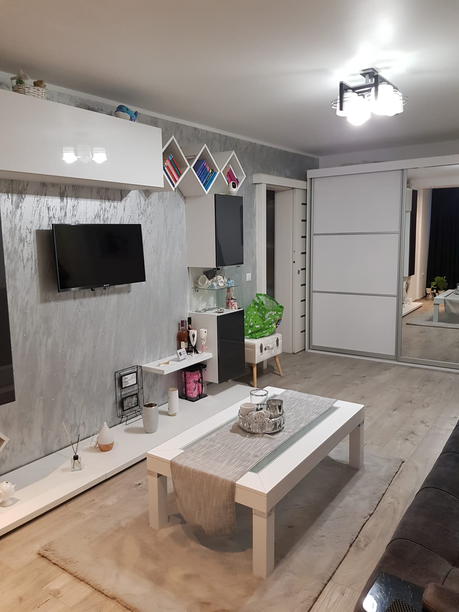 De inchiriat 3 cam Tig 1 etaj 1 renovat si mobilat complet