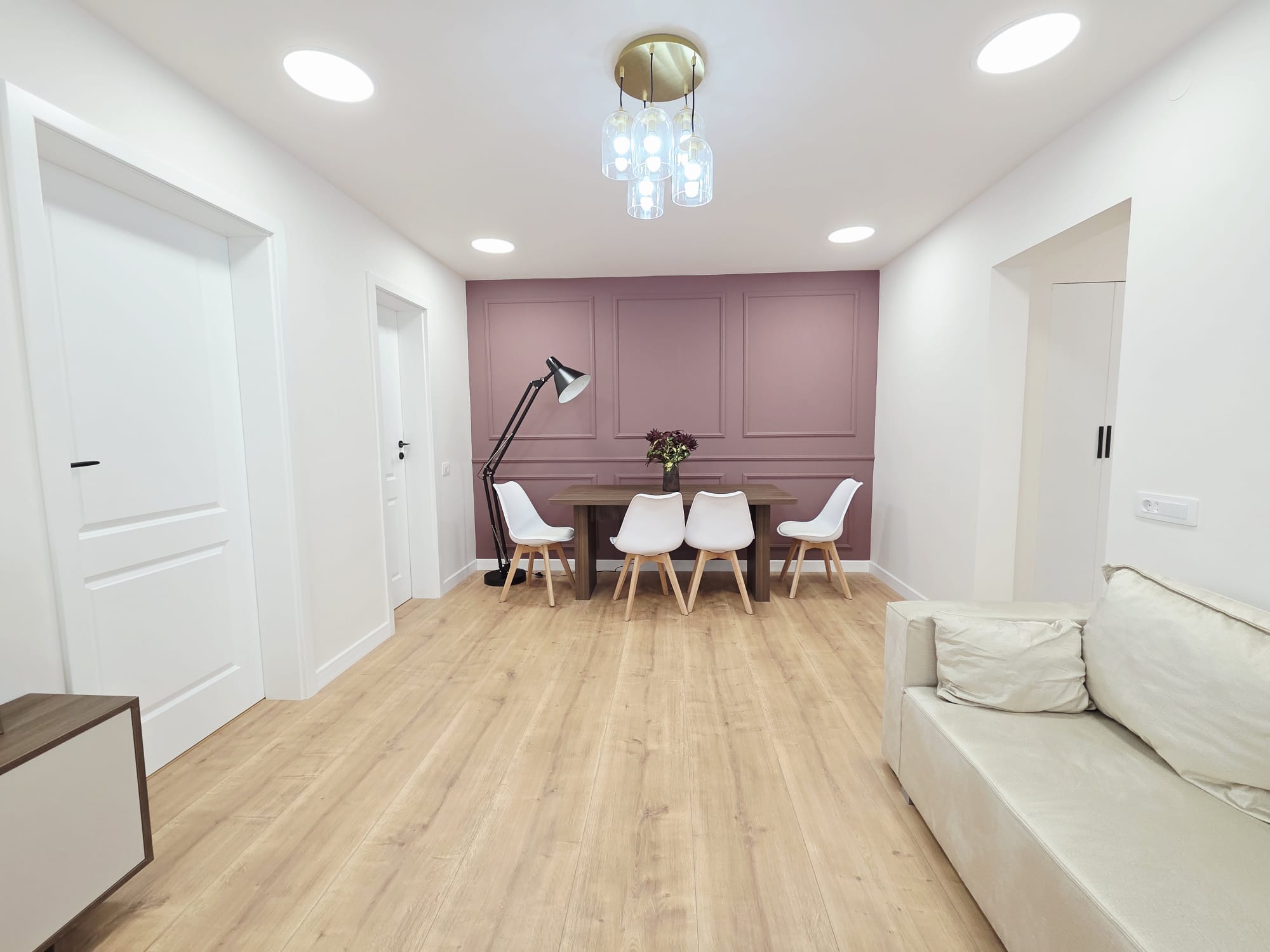 Apartament cu trei camere renovat mobilat GATA DE MUTAT