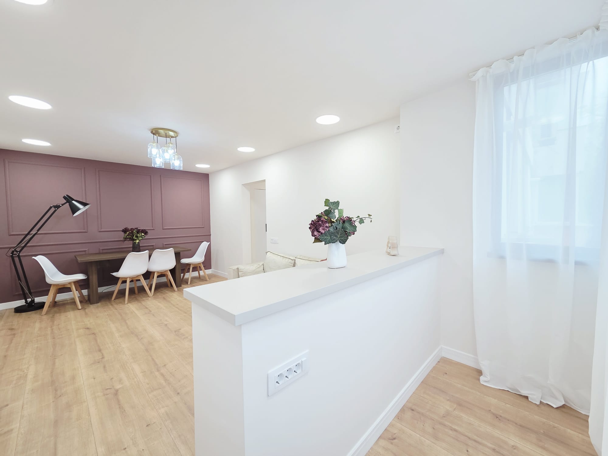 Apartament cu trei camere renovat mobilat GATA DE MUTAT