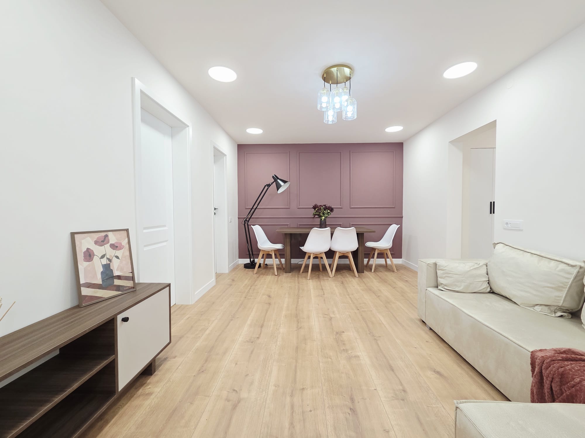 Apartament cu trei camere renovat mobilat GATA DE MUTAT