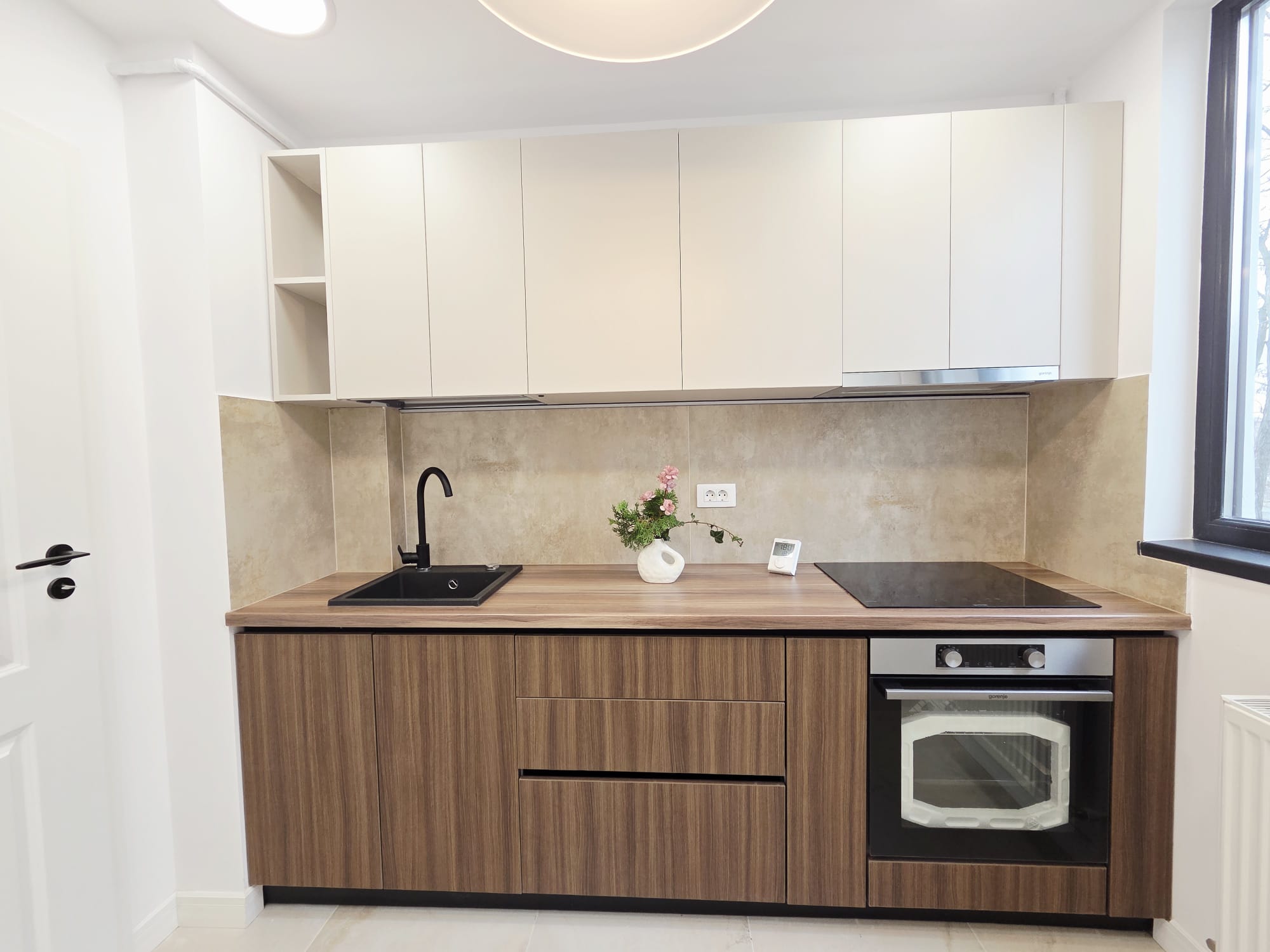 Apartament cu trei camere renovat mobilat GATA DE MUTAT